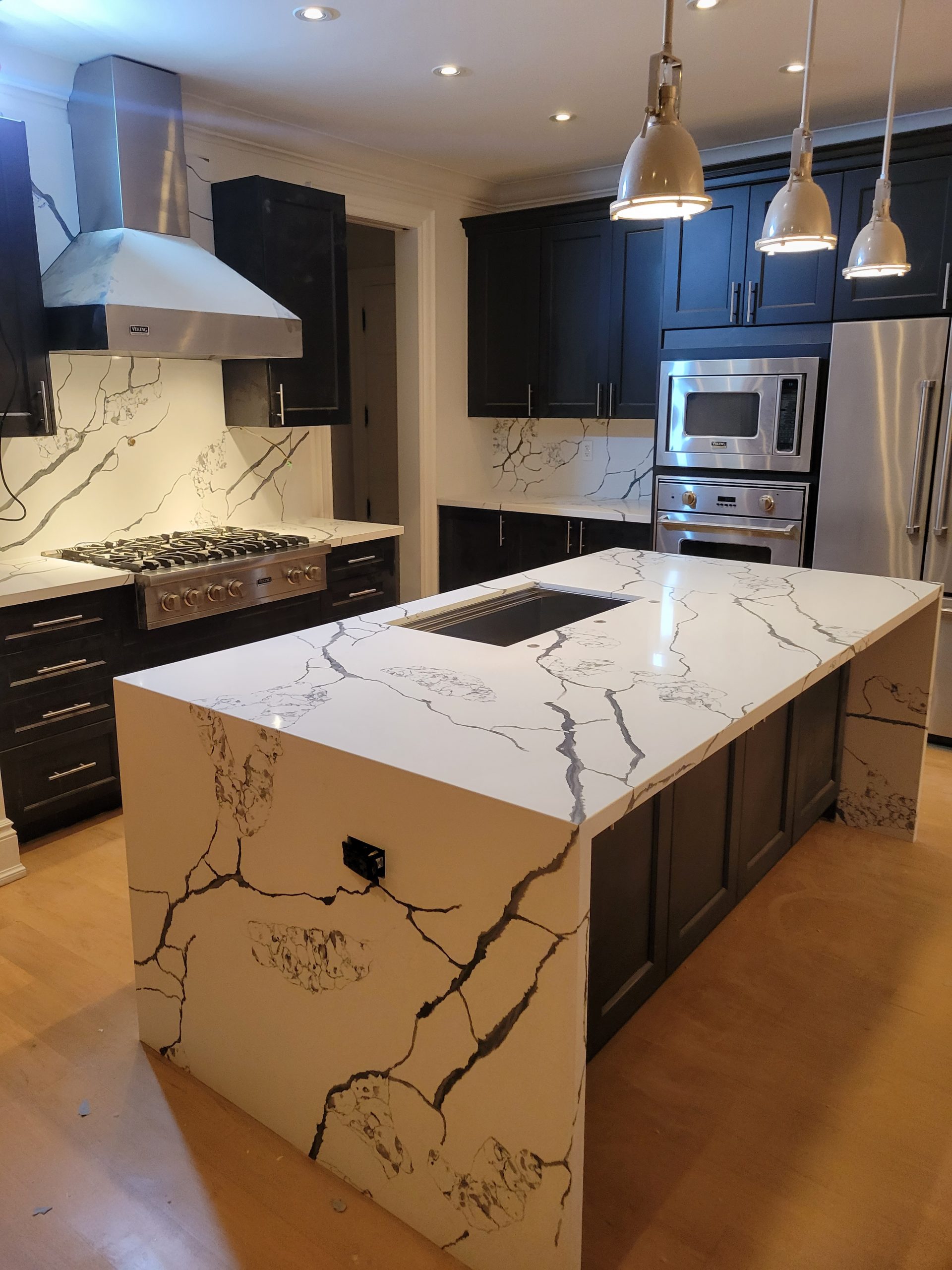 Custom countertops in Ontario - kitchen quartz installation by Stone Valley Countertops