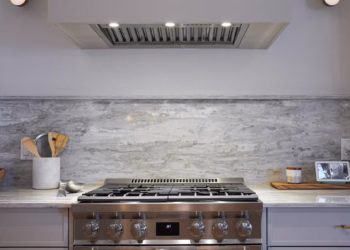 HanStone Matterhorn quartz backsplash behind the kitchen range showing detailed veining and premium fabrication.