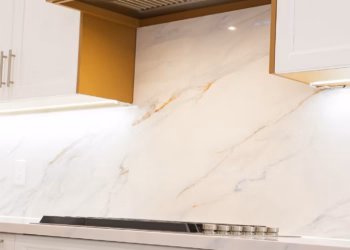 Full height MSI Calacatta Lapiza quartz backsplash installed by Stone Valley Countertops in Oakville Ontario showcasing continuous marble style veining and a polished finish behind the cooktop