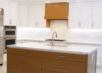 Luxury kitchen featuring an MSI Calacatta Lapiza quartz island and full height backsplash installed by Stone Valley Countertops in Oakville Ontario with clean lines and marble inspired veining