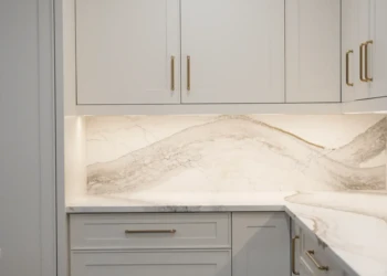 Cambria Windsor Brass Satin Ridge quartz full height backsplash with flowing veining and under cabinet lighting in Mississauga kitchen